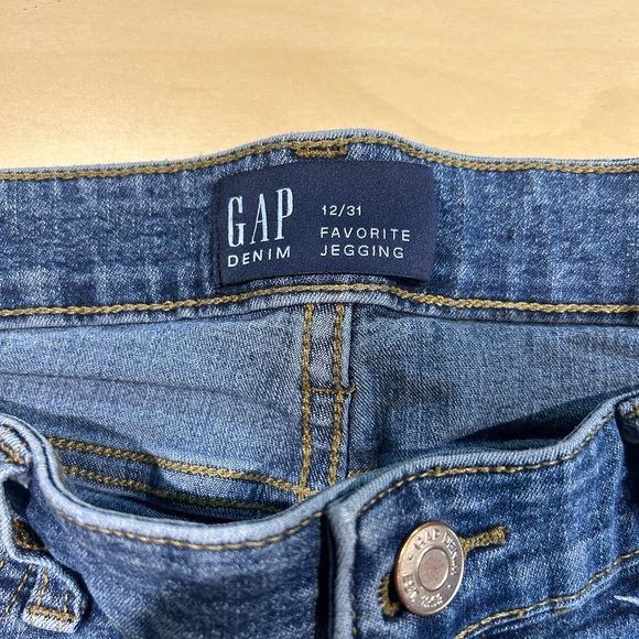 Size 12/31 - Gap Favorite Jeggings. - Great Condition - Picture 2 of 2